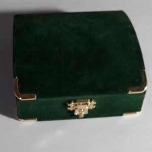 NANNETTE GREEN VELVET EMPTY  JEWELRY BOX
